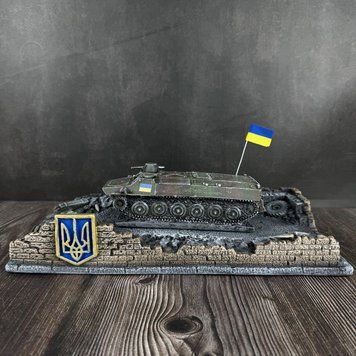 Патріотичний сувенір для військових "Український тягач МТ-ЛБ", з національним символікою і статуеткою 11298 фото