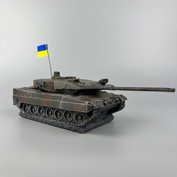 Подарунковий патріотичний сувенір ручної роботи, статуетка з гіпсу танка Leopard 2A6 10540 фото