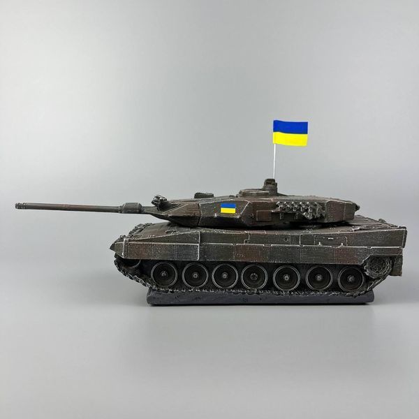 Подарунковий патріотичний сувенір ручної роботи, статуетка з гіпсу танка Leopard 2A6 10540 фото
