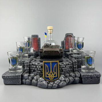 Патріотична підставка на подарунок військовому, зі статуеткою українського тягача МТ-ЛБ, сувенір ручної роботи 11243-3 фото